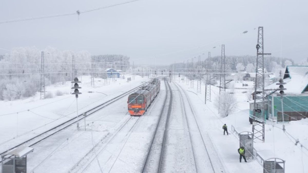 В Сибири поезд насмерть сбил девятилетнюю девочку, которая вела пьяного отца