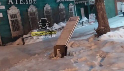 Вандалы повредили туристический баннер в старом Барнауле
