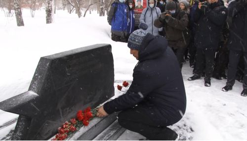 Погибших в Чечне алтайских солдат вспоминали на аллее памяти 6-й роты в Барнауле