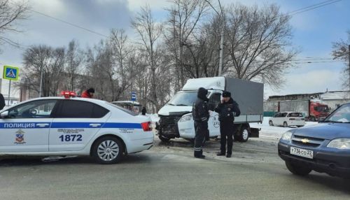 В Барнауле произошло ДТП возле школы, где ждут премьера Мишустина