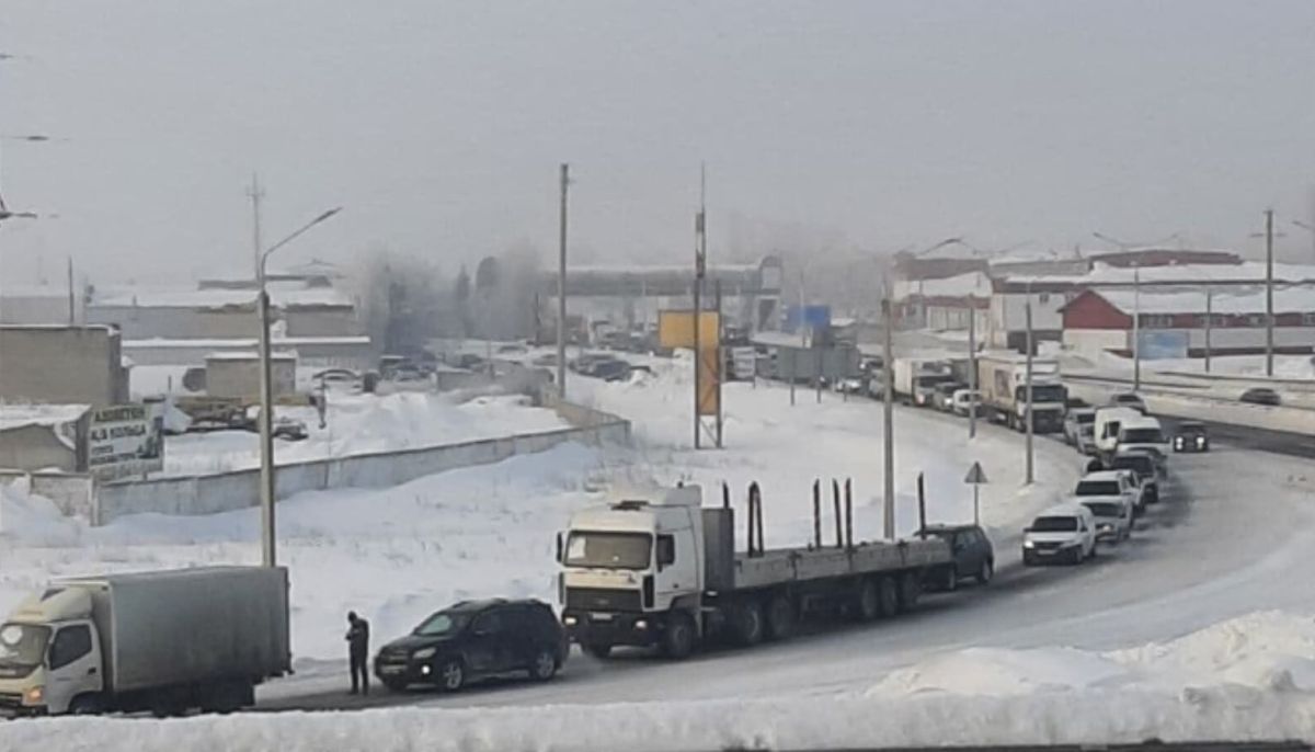 Трасса барнаул новосибирск сегодня. Военные перекроют трассу Бийск Барнаул. Барнаул Бийск перекрыта дорога. Пробка на трассе Барнаул-Новоалтайск сейчас. Пробка на трассе Бийск Барнаул.