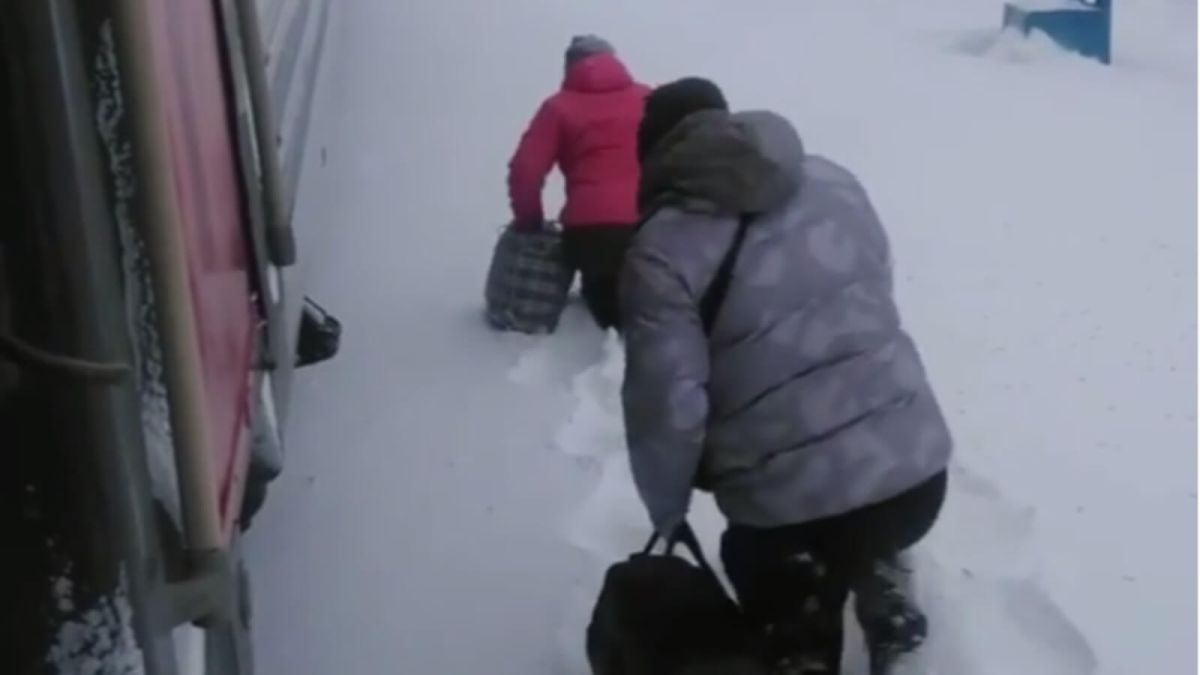 Алтайская прокуратура проверит высадку пассажиров поезда в сугроб