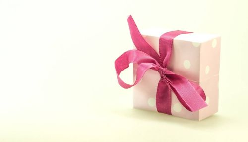 Что подарить женщине на 8 Марта: от впечатлений до полезных подарков