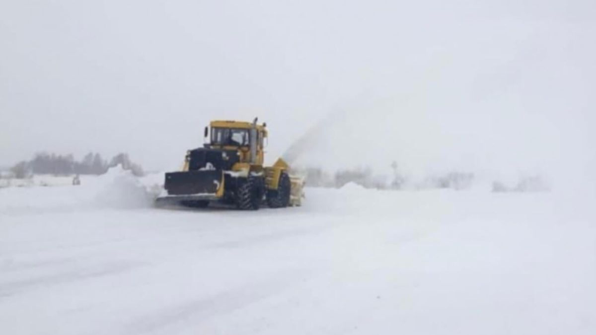 Снегопад оставил без дорог почти 150 населенных пунктов края 