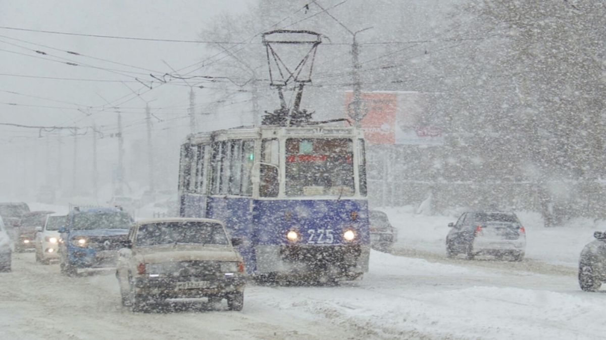 В Бийске пустили трамваи после простоя из-за снежного коллапса