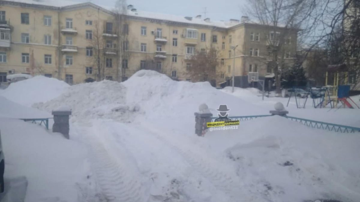 В Барнауле трактор сгружал снег с дороги на детскую площадку