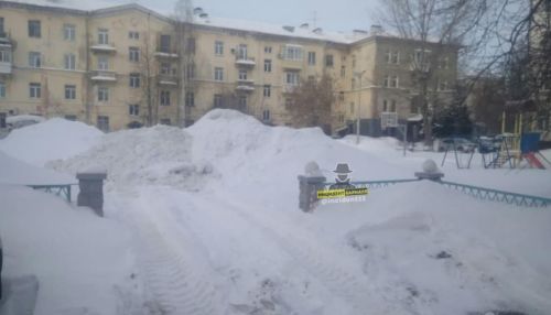 В Барнауле трактор сгружал снег с дороги на детскую площадку