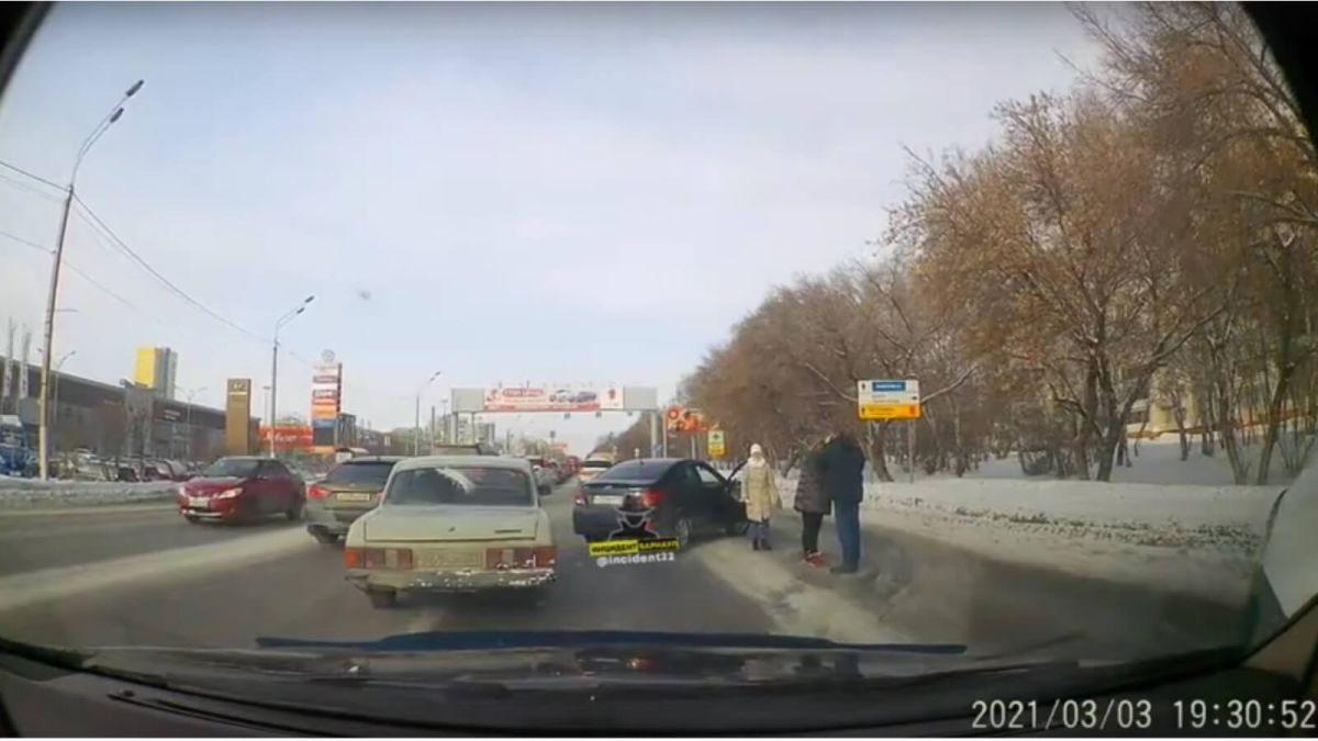 Очевидцы сообщили о дорожном конфликте между водителями в Барнауле
