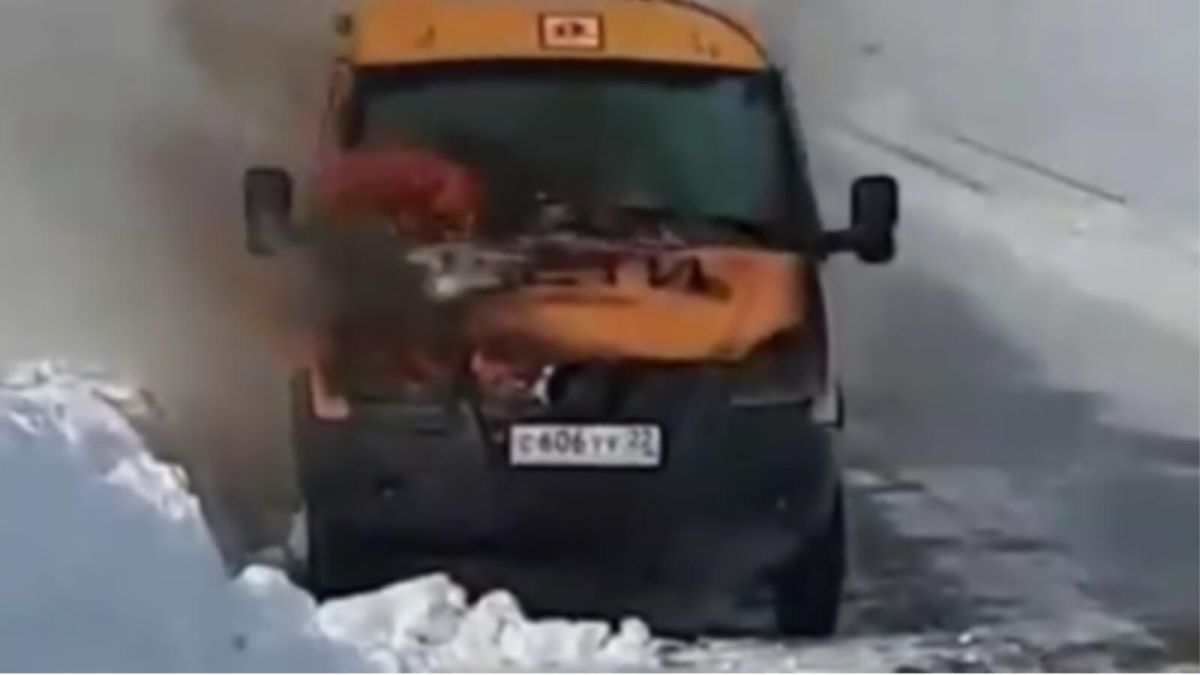 Школьный автобус загорелся на трассе в Алтайском крае