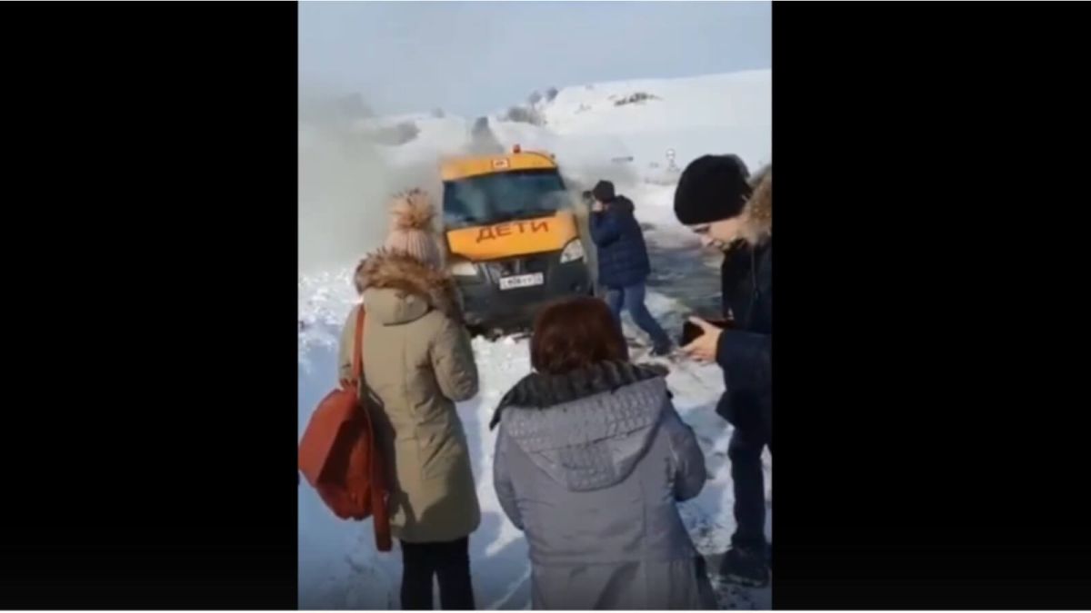 Момент возгорания школьного автобуса в Алтайском крае