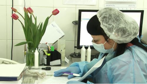 Праздник на работе: как отмечают 8 Марта акушеры и врачи скорой помощи Барнаула