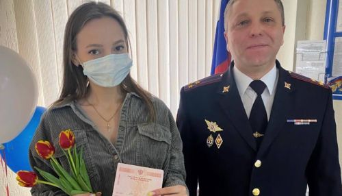Полицейские вручили жительницам Барнаула цветы и загранпаспорта
