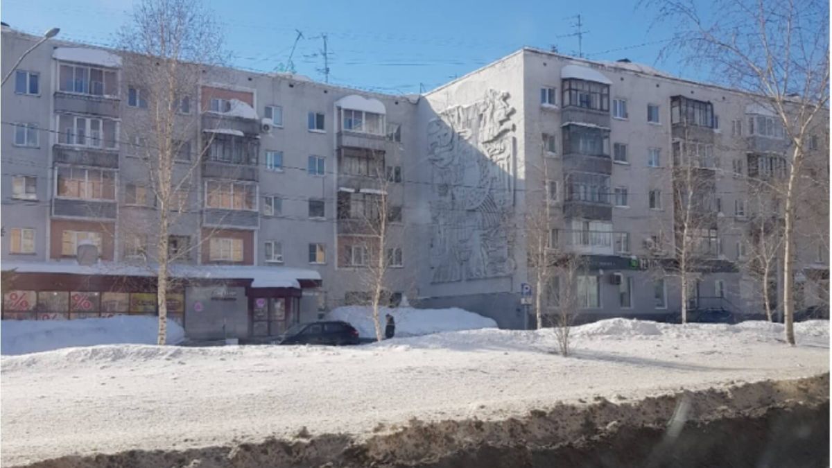 Жительницу Барнаула чуть не накрыла упавшая с крыши глыба снега 