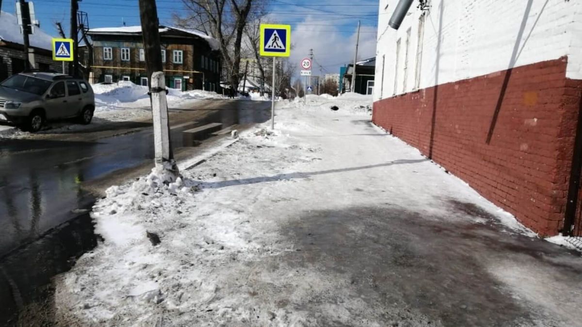 В Барнауле убрали сугробы на "бесхозном" тротуаре в центре города