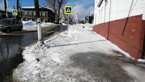 В Барнауле убрали сугробы на бесхозном тротуаре в центре города