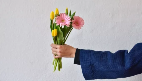 Астрологи рассказали, какие цветы подарить женщине на 8 Марта по знаку зодиака