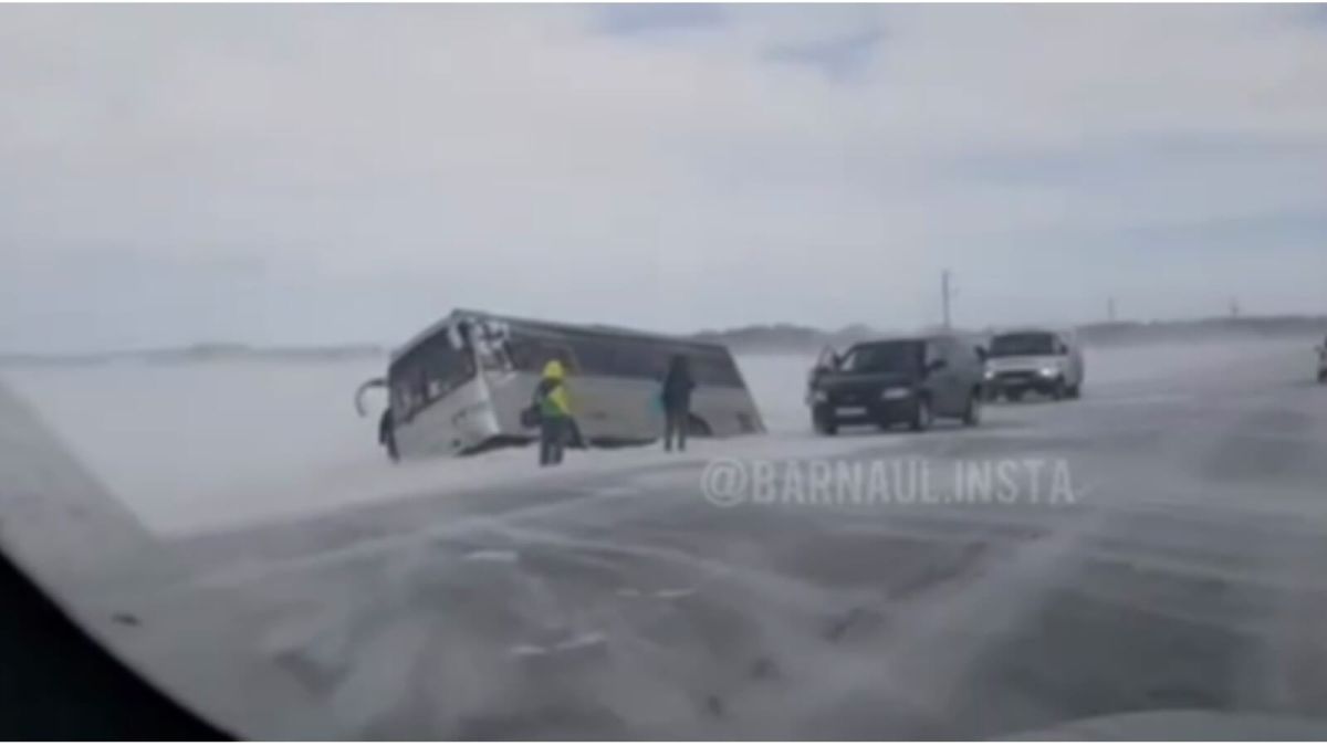 Пассажирский автобус слетел в кювет на трассе в Алтайском крае