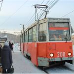 В Бийске продолжают пробивать трамвайные пути после мощного снегопада