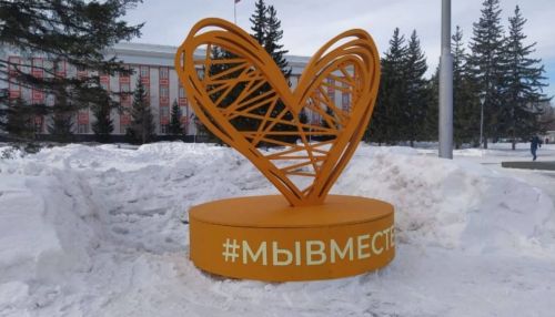 Плетеное сердце: в центре Барнаула установили новый арт-объект