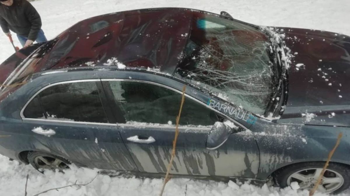 Упавший с крыши снег повредил припаркованный автомобиль в Барнауле