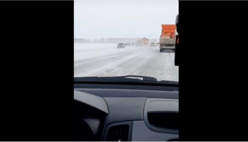 Несколько автомобилей улетели в кювет на трассе в Алтайском крае