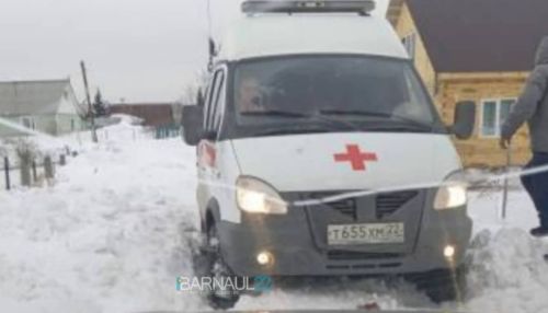 Автобусы стаскивает, скорые застревают: в селе под Барнаулом показали дороги