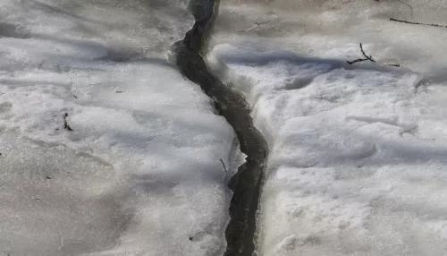 Двое мужчин на УАЗе провалились под лед на Байкале