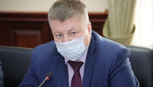 Взятки: названа возможная причина задержания главы алтайского минздрава