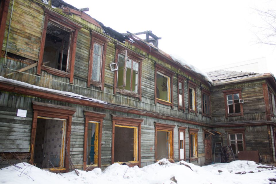 Трагедия и высокие ожидания: чего хотят жильцы сгоревшего дома на Комсомольском?