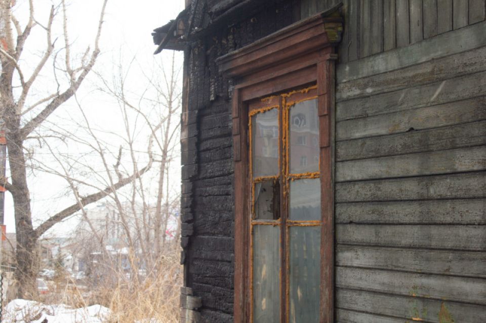 Трагедия и высокие ожидания: чего хотят жильцы сгоревшего дома на Комсомольском?