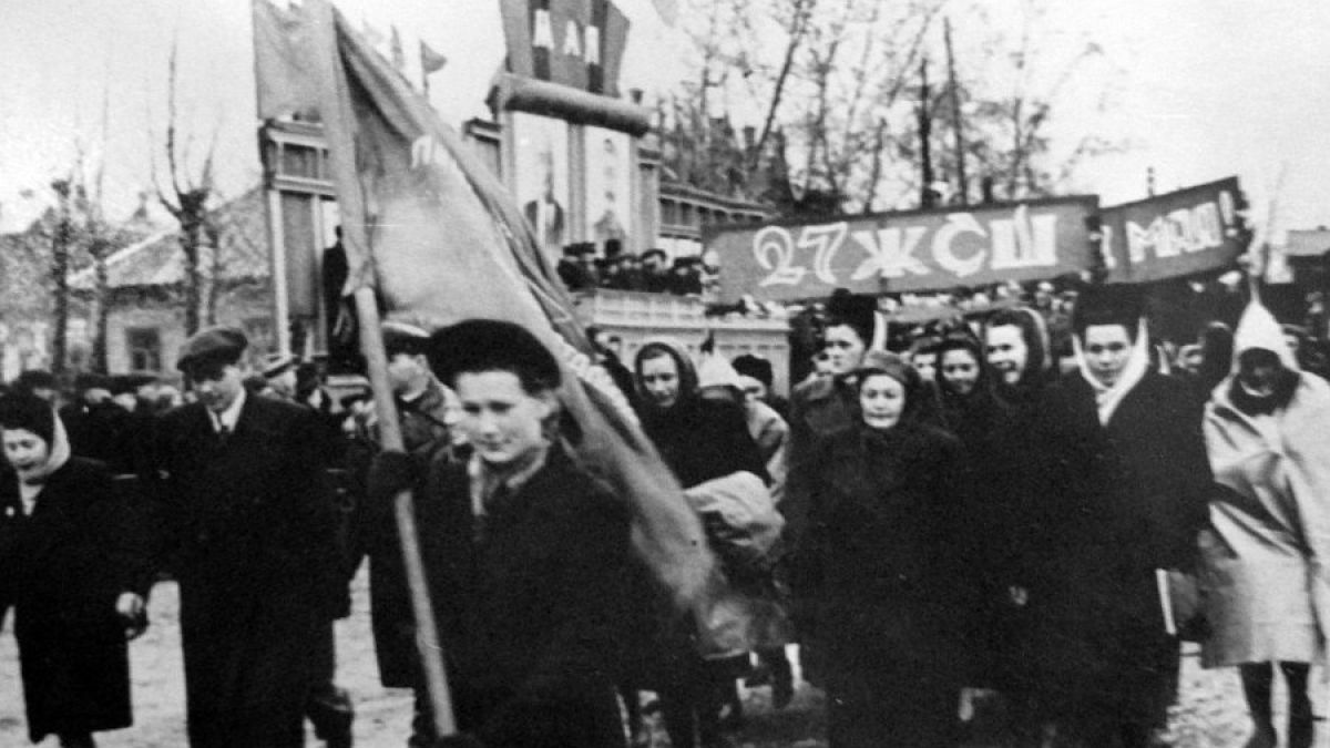 Первомайская демонстрация в 50-е годы ХХ века в Барнауле. Колонна школы № 27 на стадионе "Локомотив". retro.moi-barnaul.ru