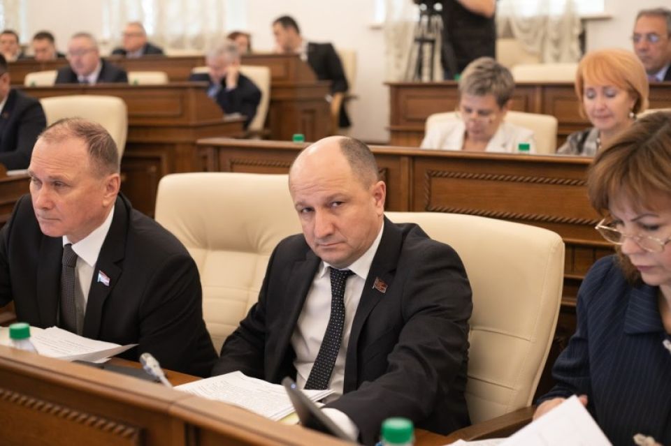 Как депутаты АКЗС принимали бюджет в первом чтении и при чем тут помидоры Как депутаты АКЗС принимали бюджет в первом чтении и при чем тут помидоры