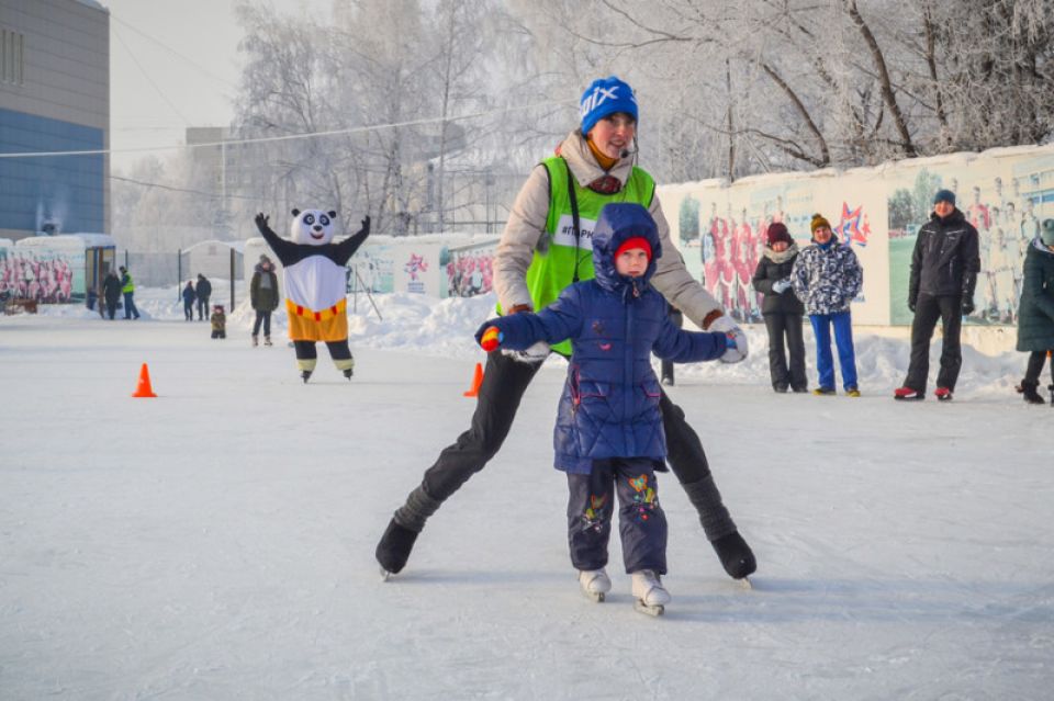 Каток льдинка. Каток Льдинка Барнаул Смертина. Каток в парке Смертина Барнаул. Парк спорта Алексея Смертина Барнаул каток. Парк Смертина каток.