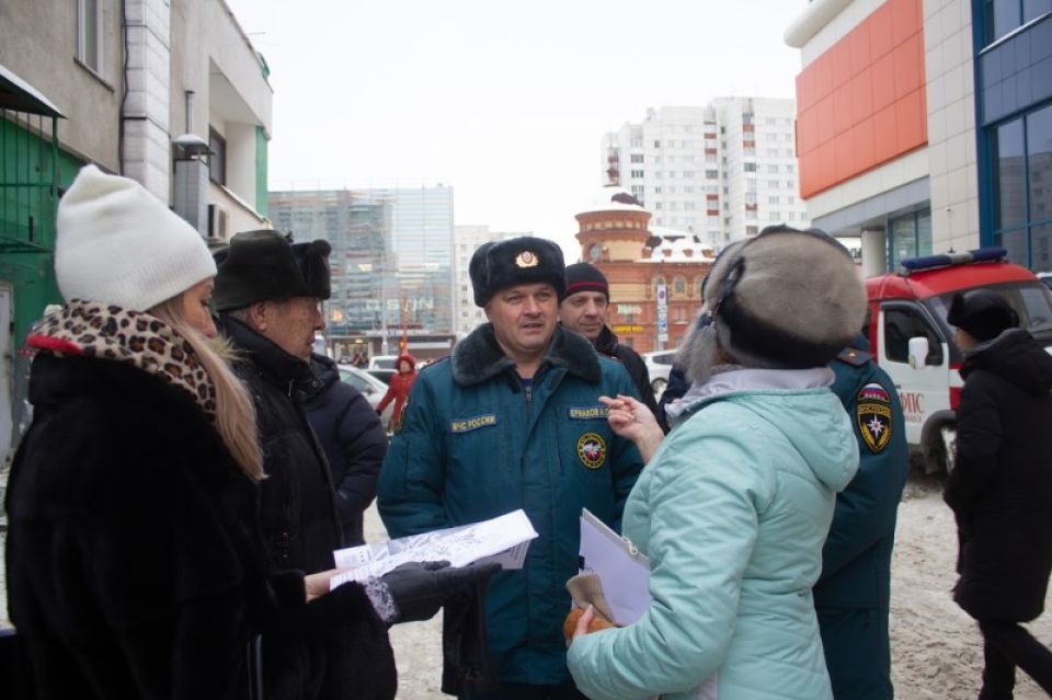 Жители дома на Красноармейском, 61 встретились с работниками МЧС.