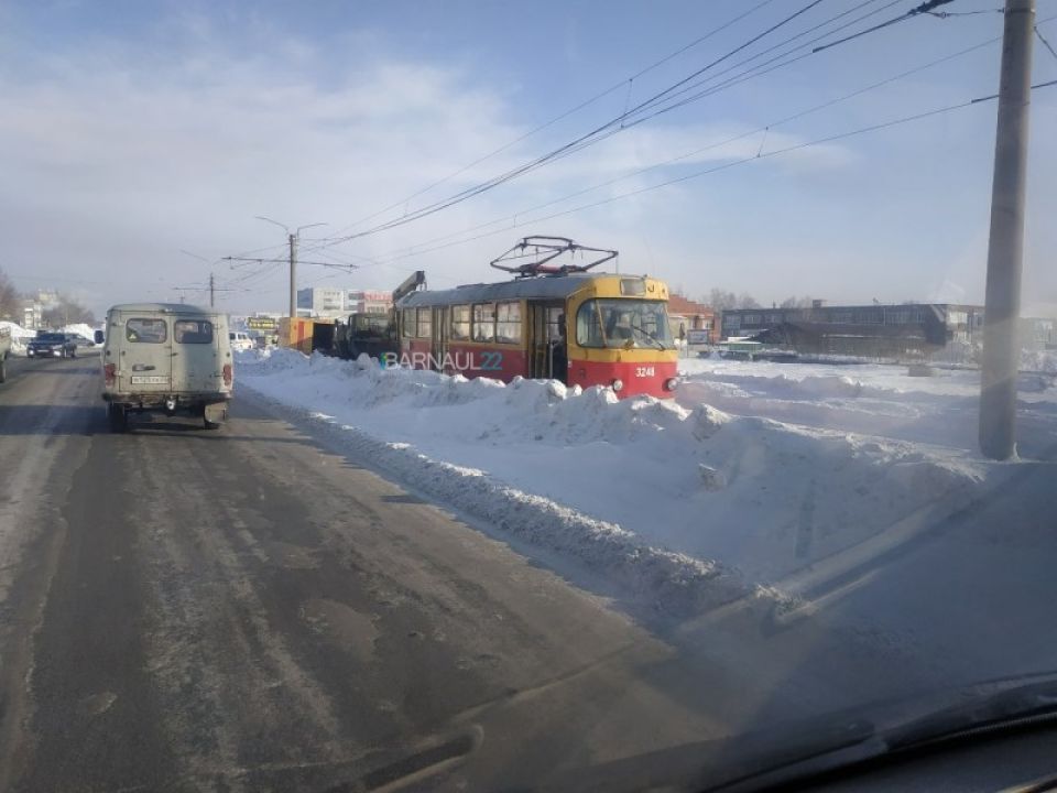 Трамвай сошел с рельсов в Барнауле – движение встало