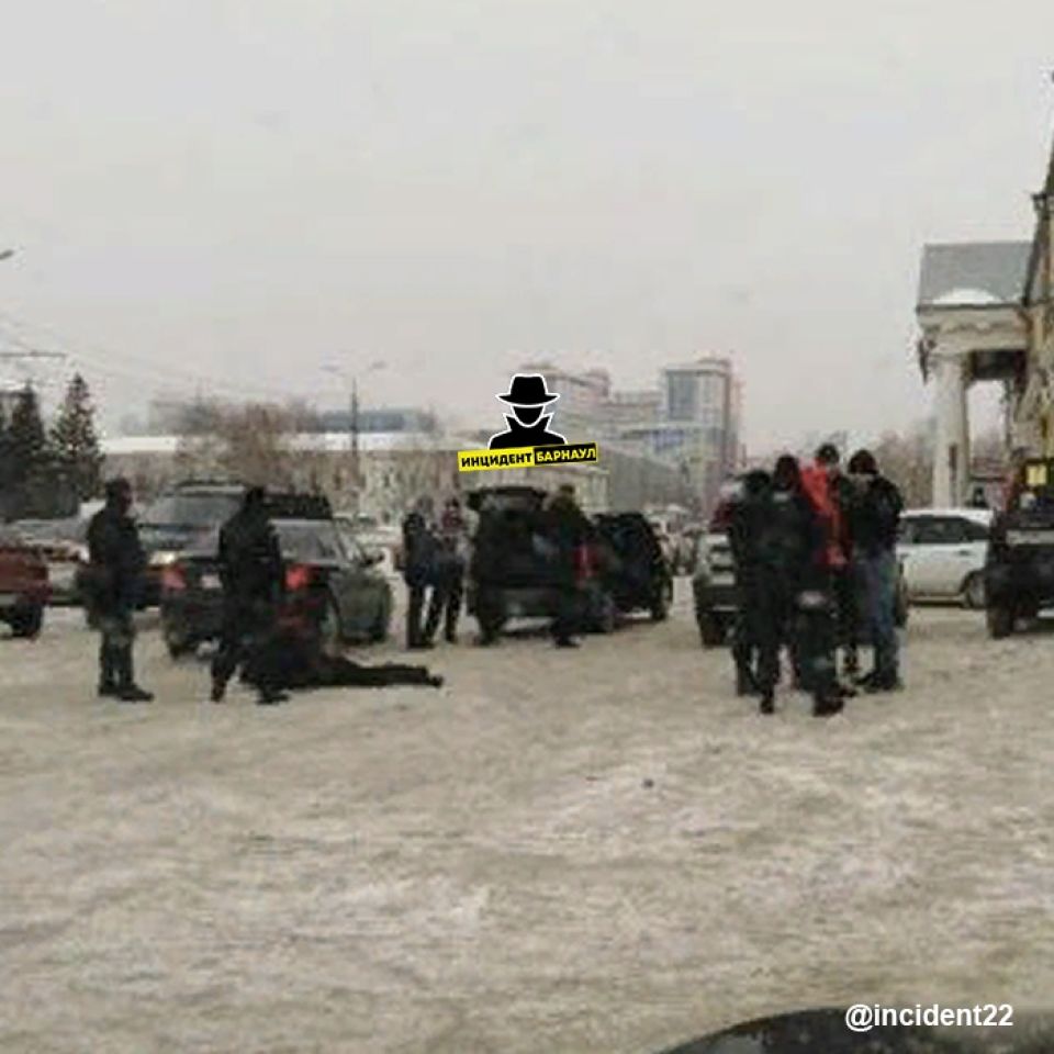 ОМОН провел захват подозреваемых на площади Спартака в Барнауле