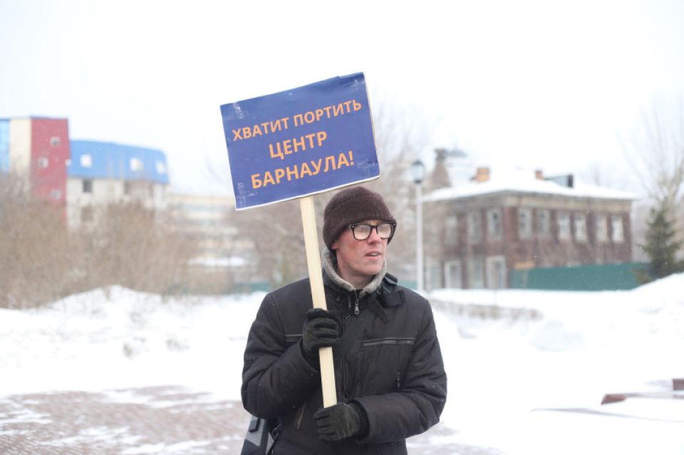 Краевед Данил Дегтярев провел серию одиночных пикетов против строительства корпуса АлтГУ на площади Сахарова Краевед Данил Дегтярев провел серию одиночных пикетов против строительства корпуса АлтГУ на площади Сахарова