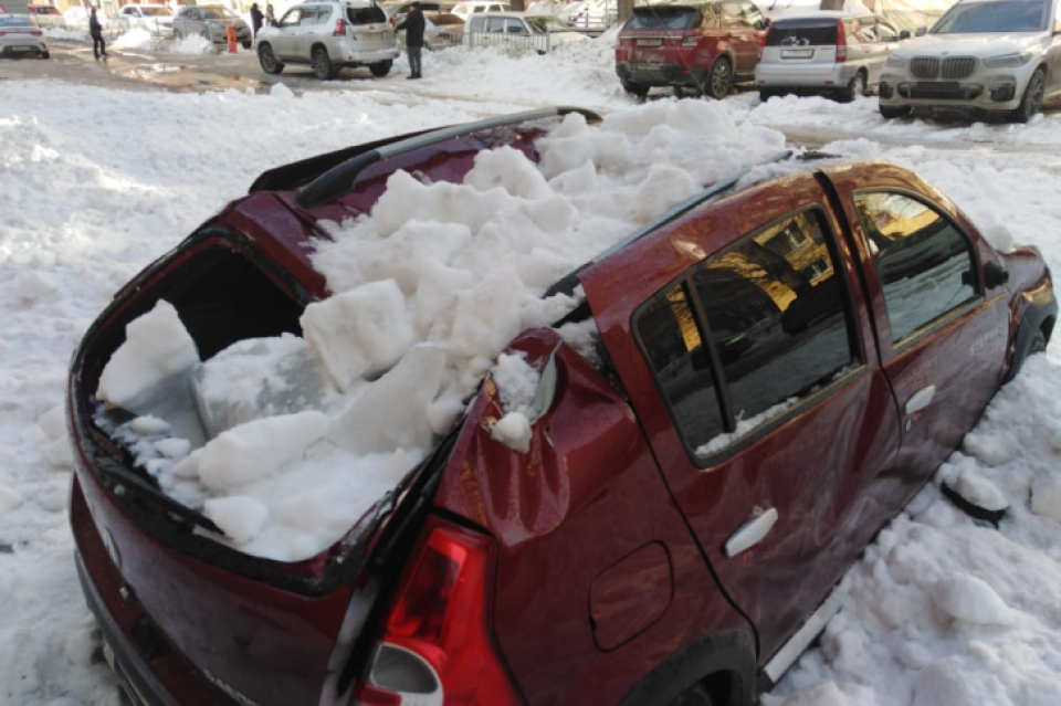 Три иномарки разбила упавшая с крыши глыба снега в Новосибирске