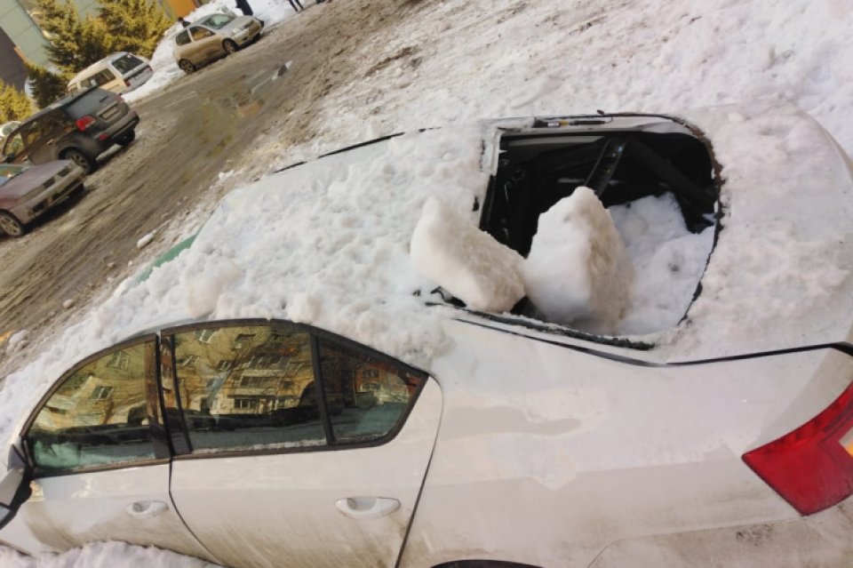 Три иномарки разбила упавшая с крыши глыба снега в Новосибирске