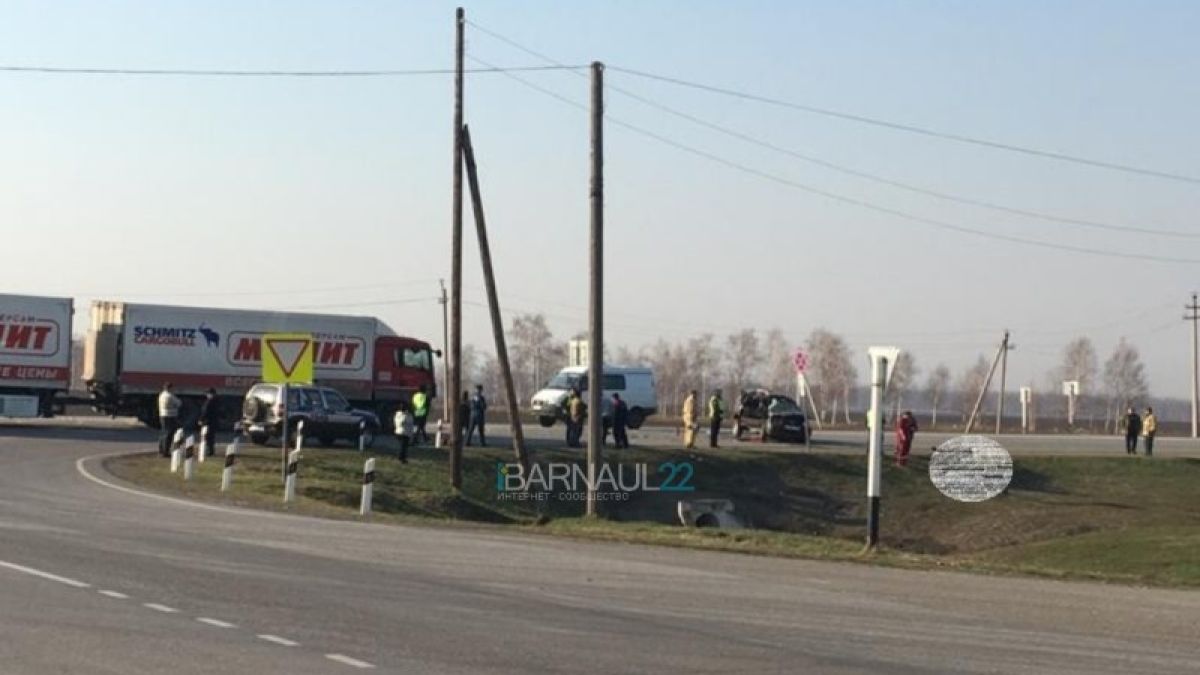 Легковушка под фурой: три человека погибли в ДТП на алтайской трассе