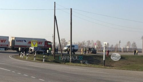 Легковушка под фурой: три человека погибли в ДТП на алтайской трассе