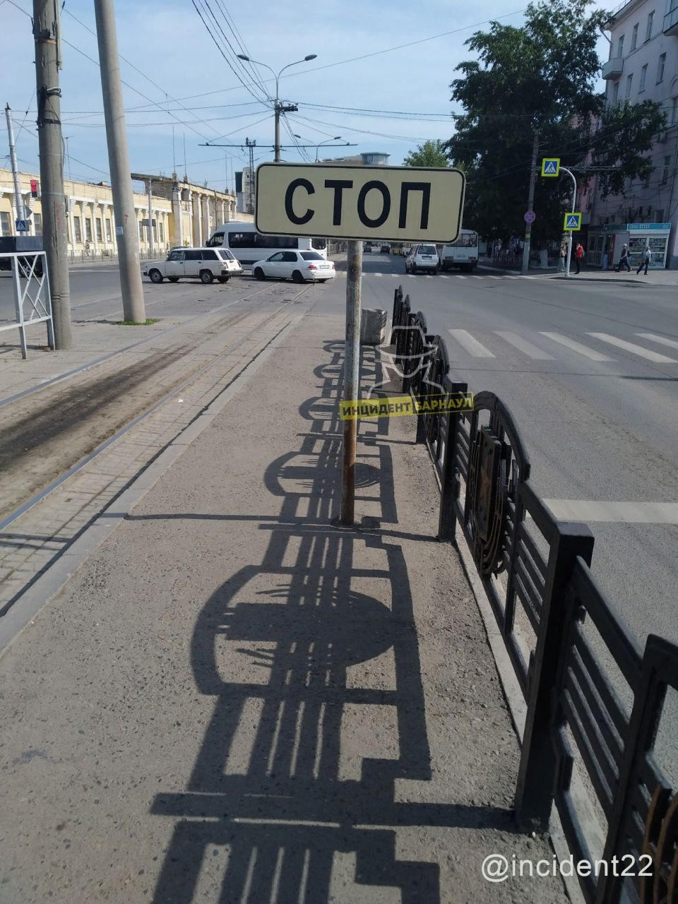 Дорожный знак "стоп" воткнули посреди остановки на площади Победы в Барнауле