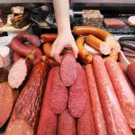 600 килограммов колбасы из Казахстана не пустили в Алтайский край