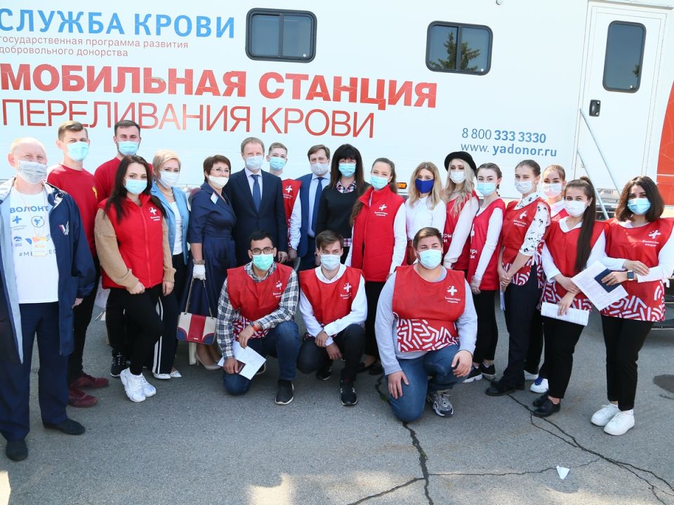 Виктор Томенко принял участие в российской акции и сдал кровь на пл. Сахарова