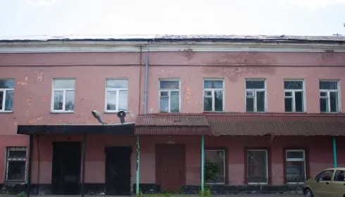 Что за острог XIX века между музеем и стройкой сдают в аренду в центре Барнаула