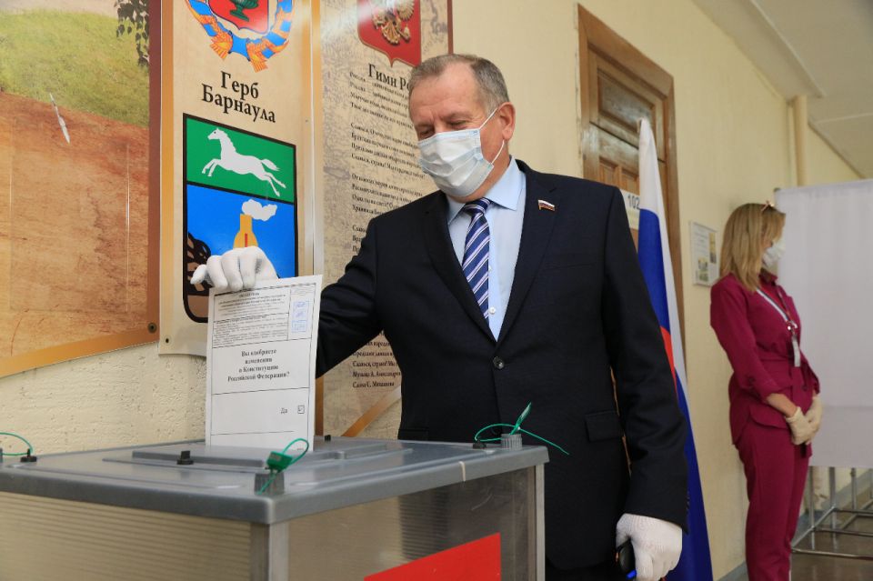 Иван Лоор на голосовании за поправки в Конституцию