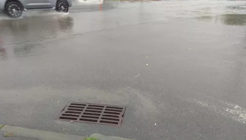 В Барнауле дорожники контролируют работу ливневок на фоне затяжного дождя