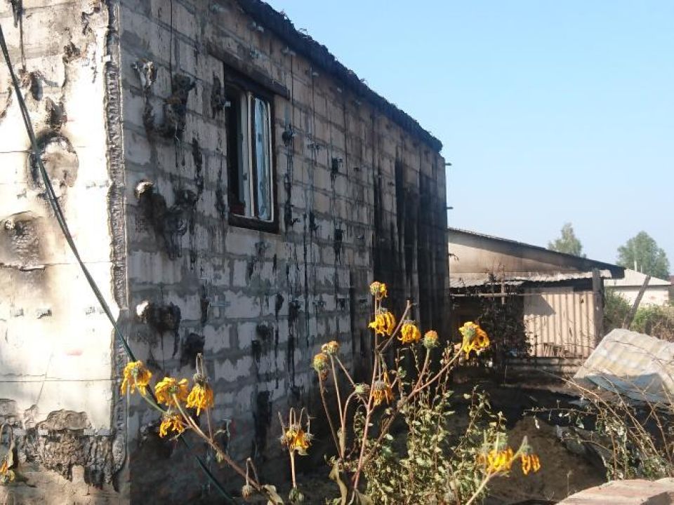 Барнаульская семья семь лет строила дом в кредит и стала жертвой пожара