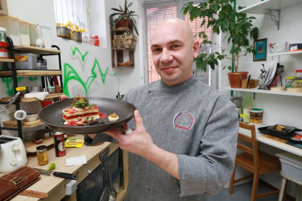 Шеф-повар Евгений Петенев в кулинарной студии Art Chef Barnaul.