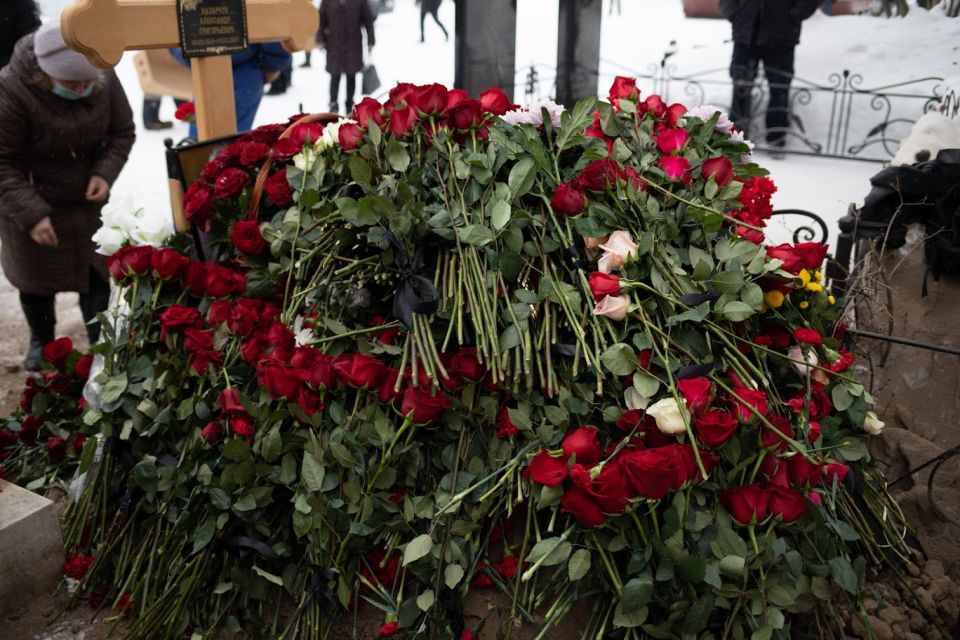 Могилу Александра Назарчука укрыли живыми цветами